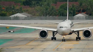 Uçak kalkıştan önce kalkıyor.