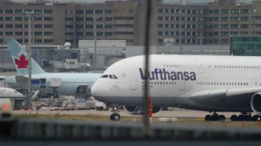 Lufthansa Airbus 380 Taksilemek