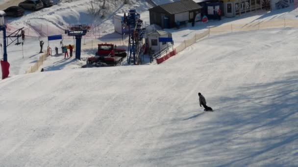 Snowboarding in the winter resort — Stock Video