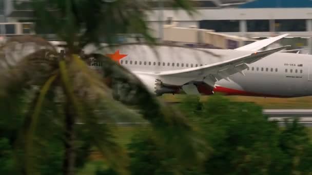 Avión acercándose al aeropuerto de Phuket — Vídeo de stock
