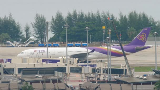 Airbus A330 taxning på Phuket flygplats — Stockvideo
