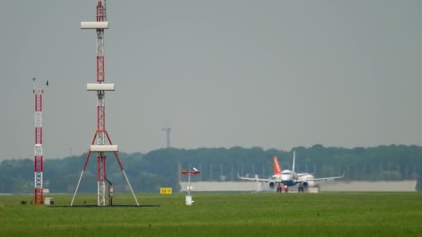 Salida de FlyBe Embraer ERJ-175STD — Vídeos de Stock