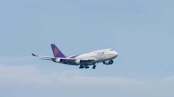 Thai Airways Boeing 747 se aproximando sobre o oceano — Vídeo de Stock