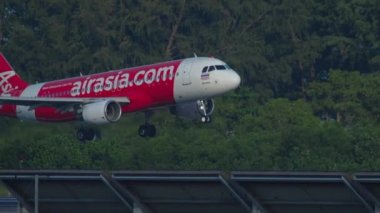 Airbus 320 okyanus üzerinden yaklaşıyor.