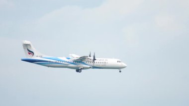 Turboprop uçak yaklaşıyor