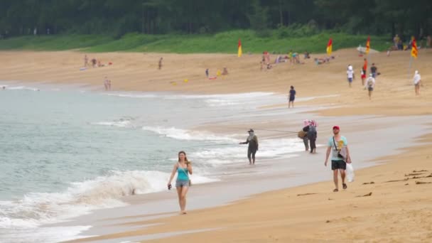 Turister på Mai Khao beach, Phuket — Stockvideo