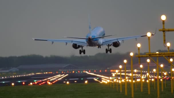 Klm Cityhopper Embraer 190 landing — Stock video