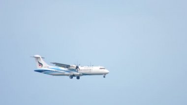 Turboprop uçak yaklaşıyor