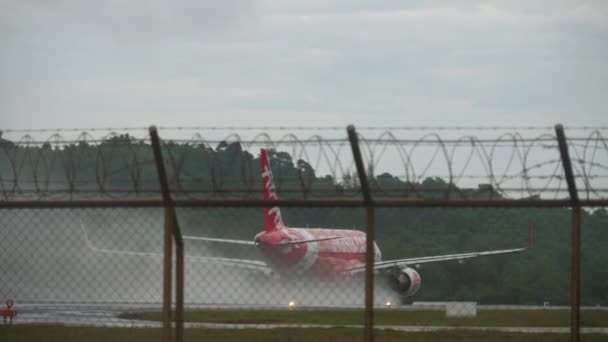 AirAsua Airbus 320 acelera — Vídeo de stock