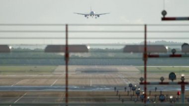 Uçak inmeden önce yaklaşıyor.