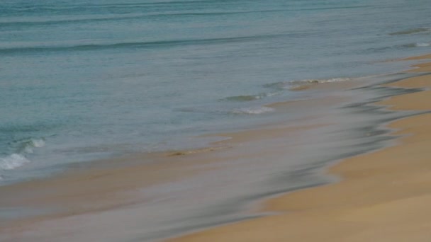 Olas azules ondean la orilla de la playa de Nai Harn — Vídeo de stock