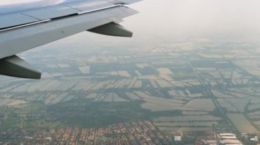 İniş yapan uçaktan hava görüntüsü