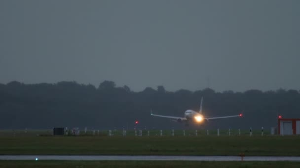 Flygplanet närmar sig och landar på tidig morgon — Stockvideo