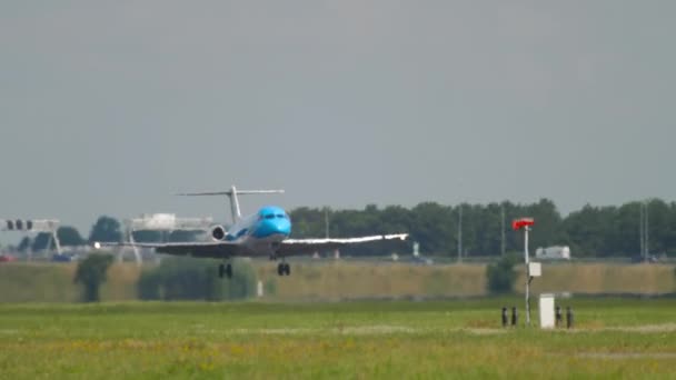 KLM Cityhopper Fokker 70 landet — Stockvideo