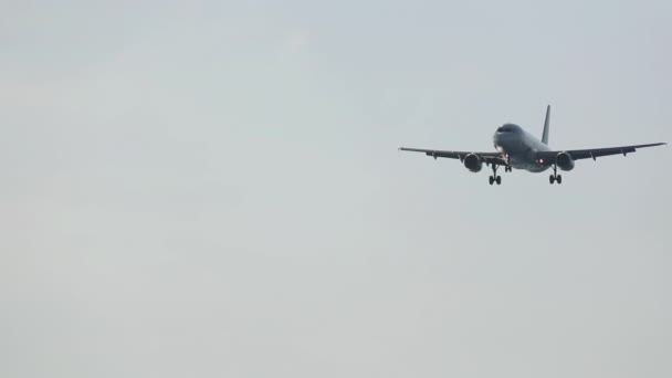 Airbus A320 приземляется в аэропорту Пхукета — стоковое видео