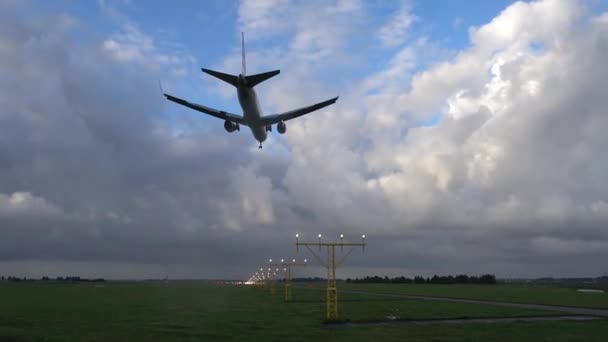 Реактивний літак наближається — стокове відео
