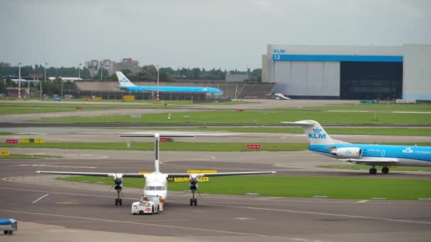 Flybe Bombardier Dash 8 q400 Abschleppen vor der Abfahrt — Stockvideo