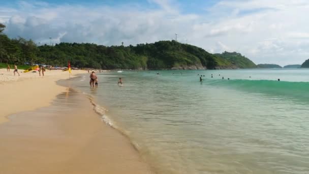 Nai Harn beach, Phuket sziget déli részén — Stock videók