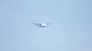 Turboprop uçak yaklaşıyor