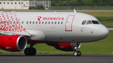 Airbus A319 Rossiya kalkıştan önce taksicilik yapıyor.