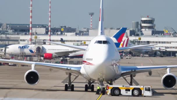 Ηνωμένα Αραβικά Εμιράτα Royal Flight Boeing 747 ρυμούλκηση — Αρχείο Βίντεο