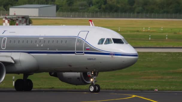 Avión en rodaje antes de la salida — Vídeos de Stock