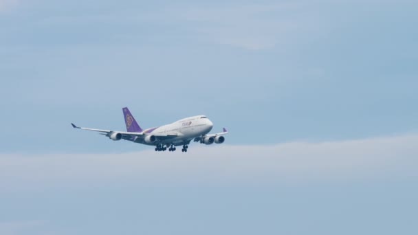 Thai Airways Boeing 747 acercándose sobre el océano — Vídeo de stock