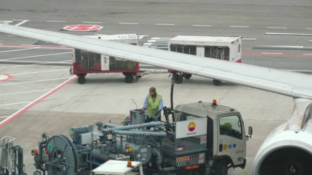 Reabastecimento da aeronave no Aeroporto de Singapura — Vídeo de Stock