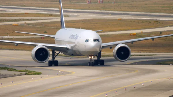 Lufthansa Cargo circulant après l'atterrissage — Photo