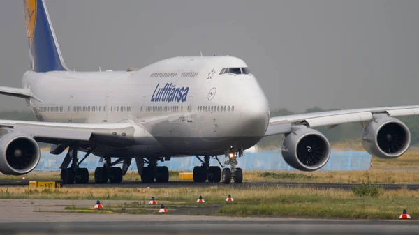 Boeing 747 taxiing before departure — Stock Photo, Image