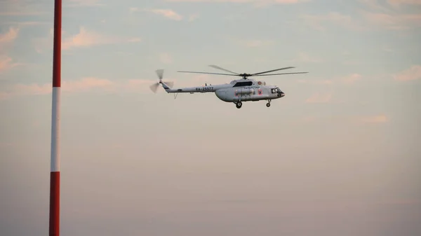 Вертолет приближается перед посадкой — стоковое фото