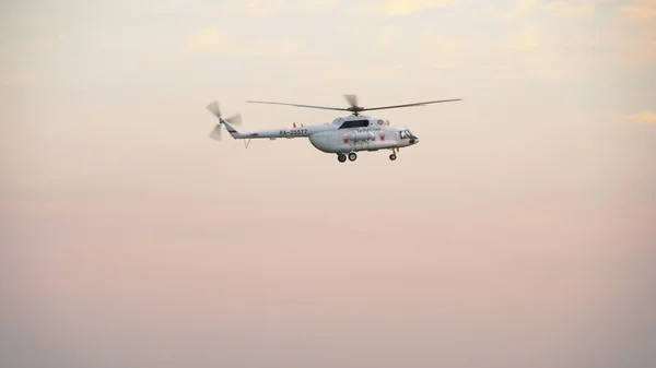 Вертолет приближается перед посадкой — стоковое фото