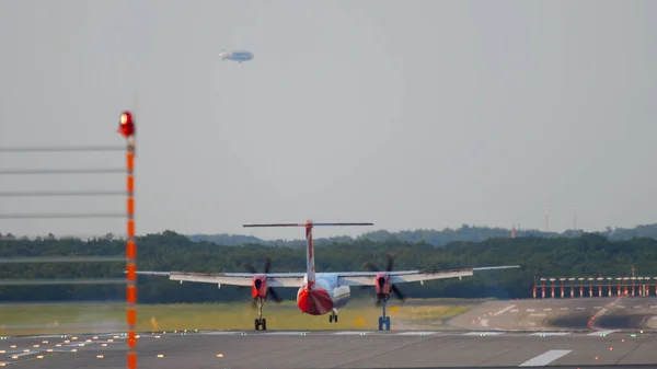 Προσγείωση Bombardier Dash 8 — Φωτογραφία Αρχείου