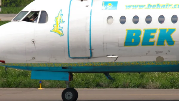 Bek Air Fokker F100 taxning Royaltyfria Stockfoton