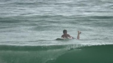 Sörfçü havy yağmur, dalgalar