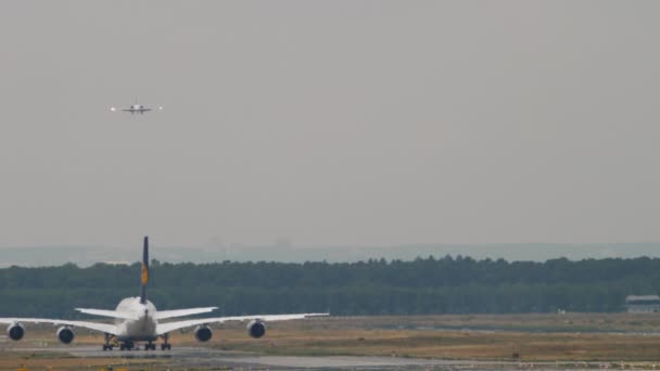 Reboque Lufthansa Airbus 380 — Vídeo de Stock