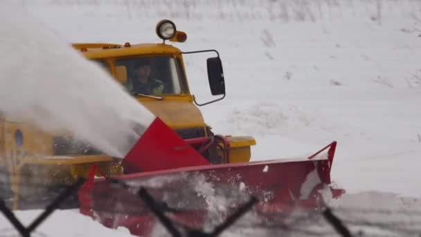 Снігопад розчищає злітно-посадкову смугу — стокове відео