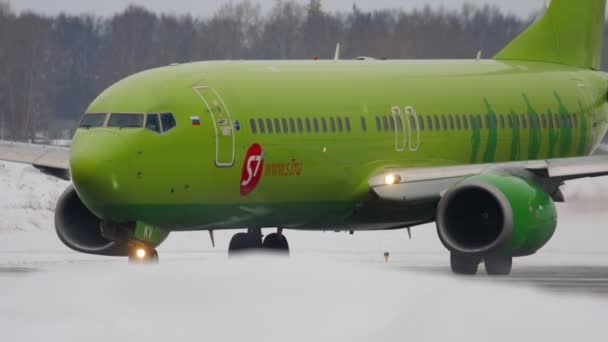 Boeing 737 gurulás indulás előtt — Stock videók