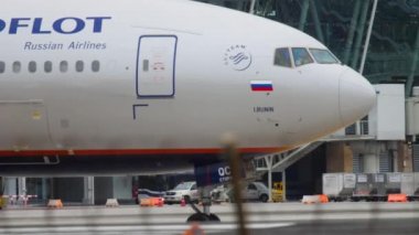 Uçak kalkıştan önce kalkıyor.