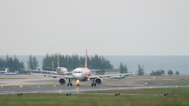 Airbus A320 Phuket havaalanında taksicilik yapıyor. — Stok video