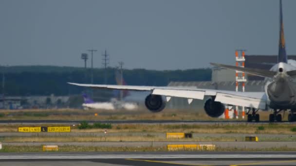 Boeing 747 si gira per iniziare prima della partenza — Video Stock