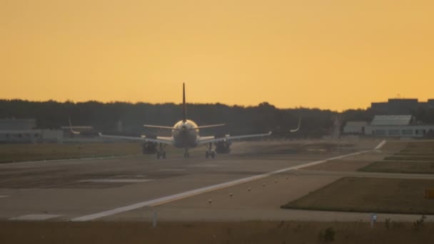 Airplane landing at the early morning — Stock Video