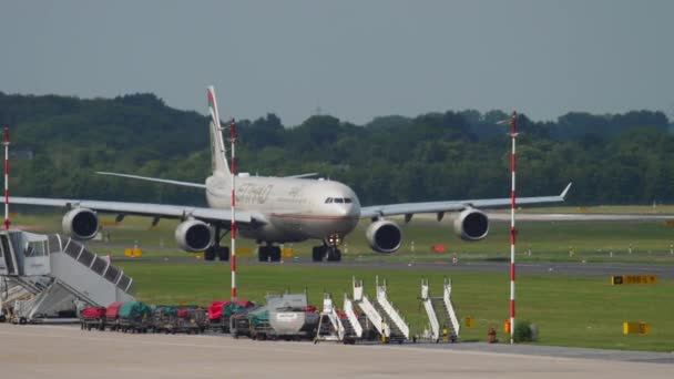 Širokoúhlé pojíždění letadel před odletem — Stock video