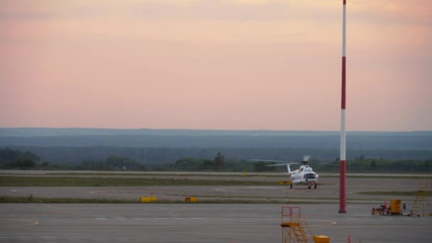 Hubschrauberlandung auf dem Flughafen Kazan — Stockvideo