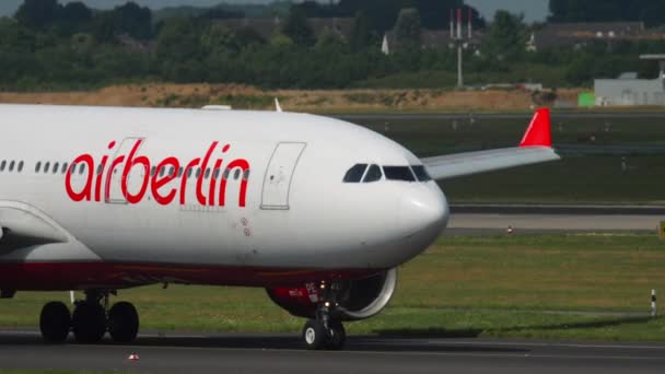 Airberlin Airbus 330 pojíždění — Stock video