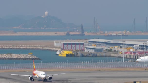 Trafic à l'aéroport international Chek Lap Kok, Hong Kong — Video