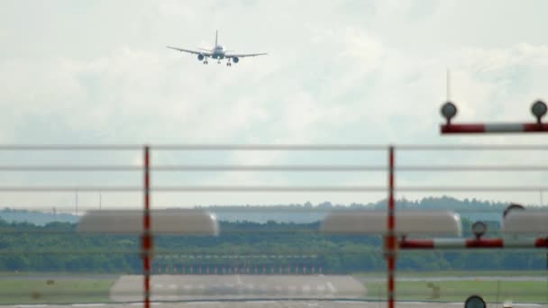 Samolot zbliża się przed lądowaniem — Wideo stockowe