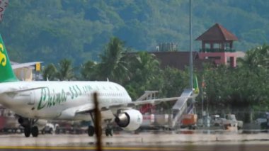 Airbus A320 Spring Havayolları indikten sonra taksicilik yapıyor.