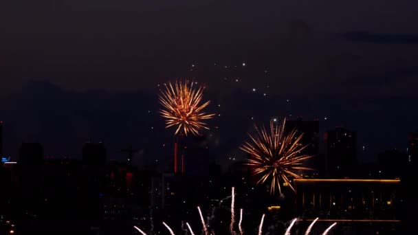 Buntes Feuerwerk beim Stadtfest — Stockvideo