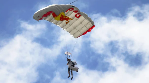 Wingsuite skydiver on parachute — Stock Photo, Image